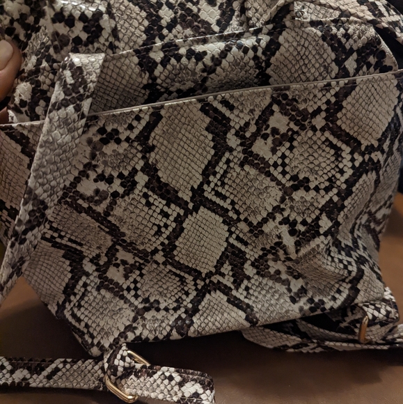 Faux snake skin bag/backpack - Picture 3 of 4
